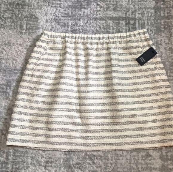 crown & ivy Dresses & Skirts - Crown &Ivy Cream Black Gold  tweed Pull on  Skirt With elastic Waist size large